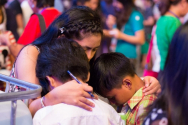 ▲미얀마에서 열린 기독교 행사 &#039;러브조이피스페스티벌&#039;에 참석한 아이 두 명이 기도를 받고 있다. ⓒ프랭클린 그래함 목사 페이스북 캡처
