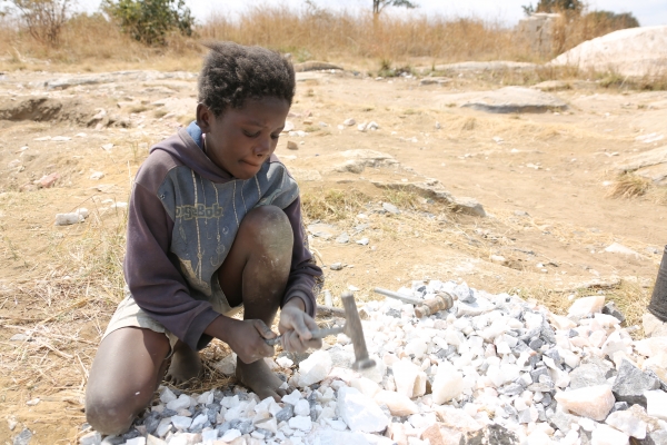 ▲새벽부터 채석자에서 돌을 부수고 있는 열한살 아이 에스더. ⓒ힐더월드