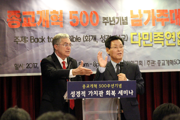 앨런 파커 변호사(왼쪽)가 참석자들에게 낙태법과 미국의 성경적 가치관 회복에 관해 말하고 있다.