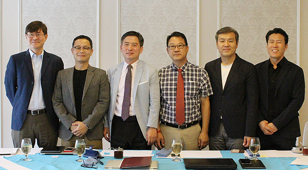 이번 행사를 준비 중인 관계자들. (왼쪽부터) 김선호 교수, 박제호 박사, 이상명 총장, 켄 안 선교사, 김일권 선교사, 권태산 목사.