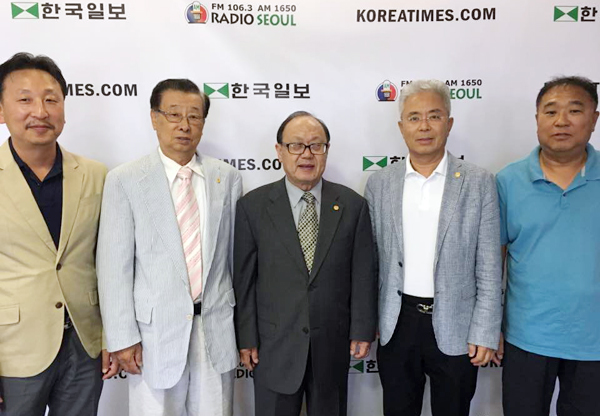 (왼쪽부터) 남가주장로협의 김영균 부회장, 하기언 증경회장, 한철수 회장, 김용식 수석부회장, 김광배 회계. ⓒ 남가주장로협 제공