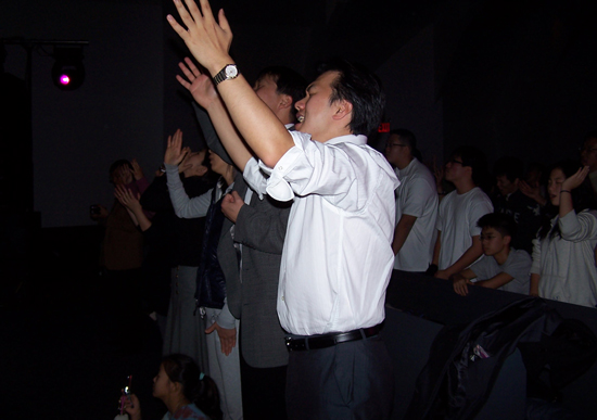 스캇 브레너 목사가 뉴욕장로교회서 찬양집회를 펼친 가운데 관객들이 뜨겁게 찬양하고 있다.