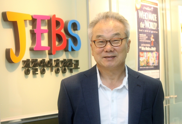 ▲영어선생을 그만두고 영어성경선생이 된 정철 이사장은 "영어성경교육 사역을 하게 될지 저도 몰랐다. 최근에 와서야 이것이 하나님이 주신 사명임을 알게 되었다"고 말했다. "그리고 저처럼 영발이 부족한 사람은 하나님이 여러 개의 문이 있으면 다 닫고 한 문만 열어줘서 몰아가세요.(웃음)" ⓒ이지희 기자