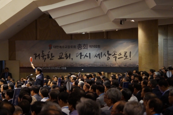 ▲한 총대가 발언을 신청하고 있다. ⓒ김신의 기자