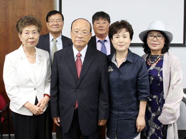 (앞줄 왼쪽부터) 김성신 부총회장, 정영수 총회장, 김경희 서기, 김나니 OC노회장 (뒷줄) 전인철 총무, 권태근 회계