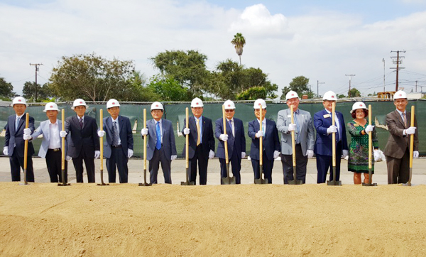 기공예배에 참석한 이들이 첫 삽을 뜨려고 준비하고 있다.