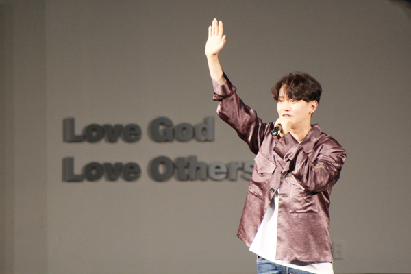 주님의영광교회에서 열린 행사에서 강균성이  찬양하고 있다. 