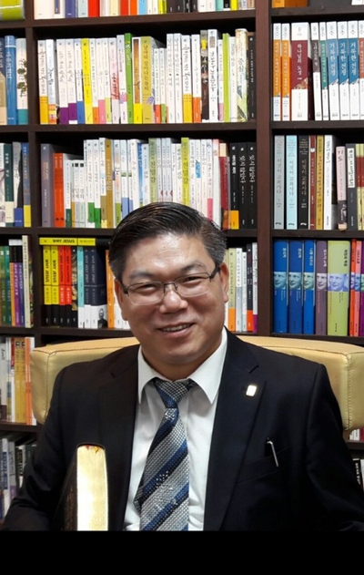 ▲불신자 가정에서 태어나 어린시절 심한 말더듬으로 친구들에게 무시당했었다는 정복균 목사. 그의 어려운 환경은 그를 하나님만 의지하게 했고, 지금은 특유의 유머와 파워넘치는 설교로 한국교회 대표 부흥사로 주목받고 있다.