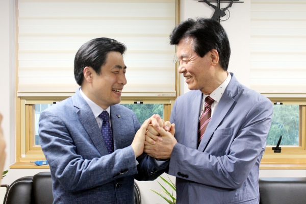 ▲다정하게 손을 맞잡은 이정익·박노훈 목사. ⓒ이대웅 기자