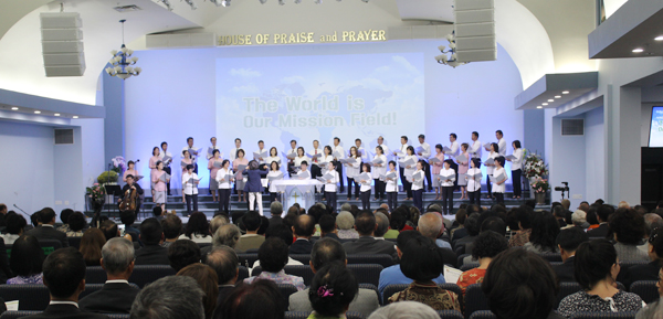 교회 창립 40주년을 기념하는 예배에서 성가대가 찬양하고 있다. 