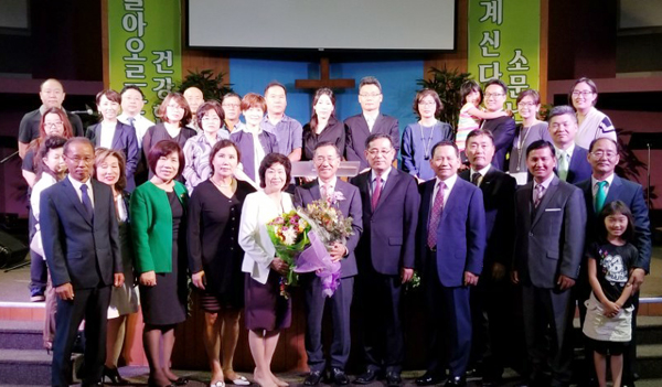 취임감사예배를 마친 후 지방회에 소속된 교직자들이 기념촬영 했다. 