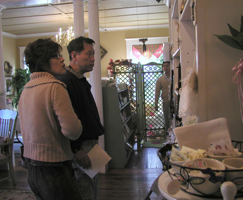 유빌라떼 카페를 둘러보는 성도들