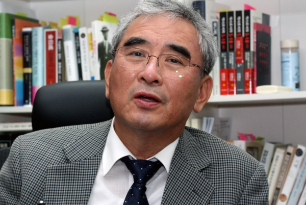 ▲전 서울대 경제학과 이영훈 교수. 그는 “종교개혁 이후 비로소 하나님과 일대 일로 대응하면서 그 부르신 소명에 응답하는 개인이라는 의식이 생겨났다”며 “이것은 인류 역사에 있어서 가장 중요한 정신적 돌파였다”고 했다. ⓒ김진영 기자