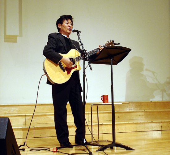 윤형주 장로 콘서트가 뉴저지 초대교회서 11월 10-11일 양일간 진행됐다.