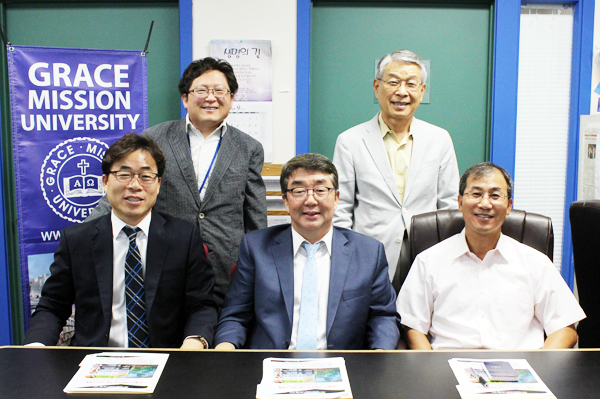 GMU 리더십들이 이번 세미나를 소개했다. (사진 앞줄 왼쪽부터) 이병구 박사원장, 최규남 총장, 김현완 교무처장, (뒷줄) 제임스 구 행정처장, 이창수 CFO