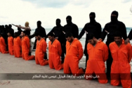 이슬람국가(IS)가 지난 2015년 2월 이집트 콥트 기독교인 21명을 참수하기 전 위협하는 모습. ⓒTKList.