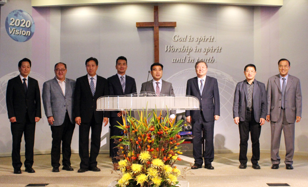 이번 회기를 섬길 임원들. 왼쪽에서 다섯 번째가 이상래 신임회장, 여섯 번재가 정영민 직전 회장