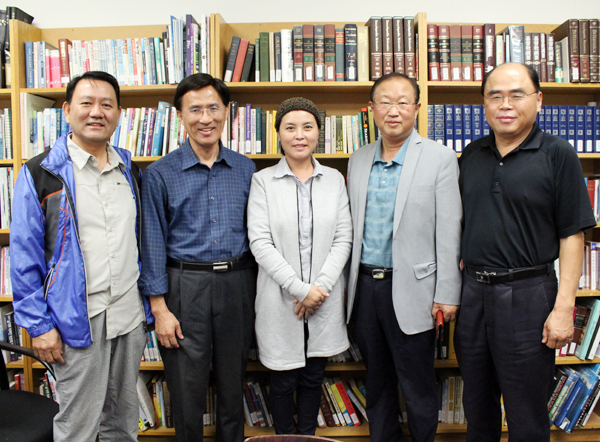 김재흥 목사, 백동흠 목사, 김요한나 전도사, 이명수 목사, 오세원 목사가 제 6회 십자가의 길 행사를 소개했다.