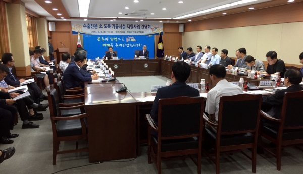 지난 8월 8일 부여군의회와 부여군기독교연합회가 참여한 가운데 수출전문 소 도축 가공시설 지원사업 간담회가 열렸다. ⓒ부여군