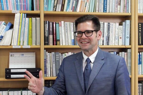 ▲무신론자 가정에서 태어난 바운스 교수는 TV에서 복음주의 설교를 듣고 회심했고, 대학교 재학 시절 '완전 성화, 성령 세례'를 체험했다고 한다. ⓒ이대웅 기자