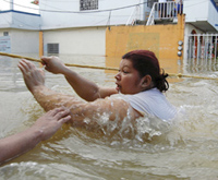 멕시코 남부에 내린 집중호우로 인해 타바스코주에 큰 피해가 일어나, 한 여인이 밧줄을 이용해 피신하고 있다. (월드비전 제공)