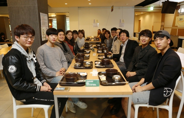 ▲한동대 장순흥 총장과 김기찬 총학생회 회장 등이 지난 16일 학생 식당에서 '총장님과 함께 하는 아침 식사' 이벤트로 준비한 무료 아침밥을 같이 먹었다