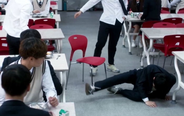 ▲드라마 <구해줘>의 학교폭력 장면. (본 사진은 기사와 직접적인 관련이 없습니다)