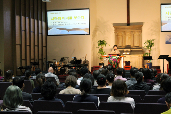 정순덕 목사가 메시지를 전하고 있다. 