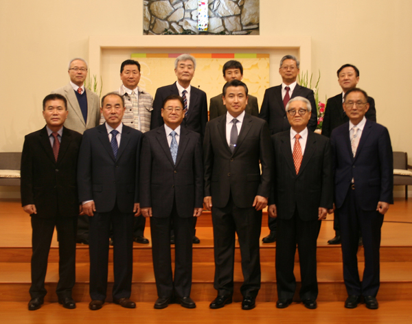 다우니제일교회를 이끌고 있는 안성복 목사(사진 앞줄, 왼쪽에서 네번째)와 장로회원들.