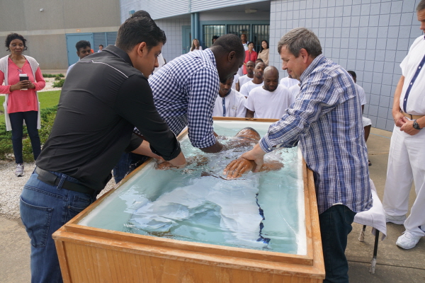 스미스 주립 교도소 세례식 및 성찬예배