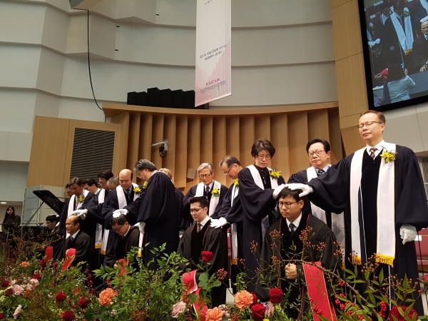 ▲목사안수식이 진행되고 있다. ⓒ카이캄