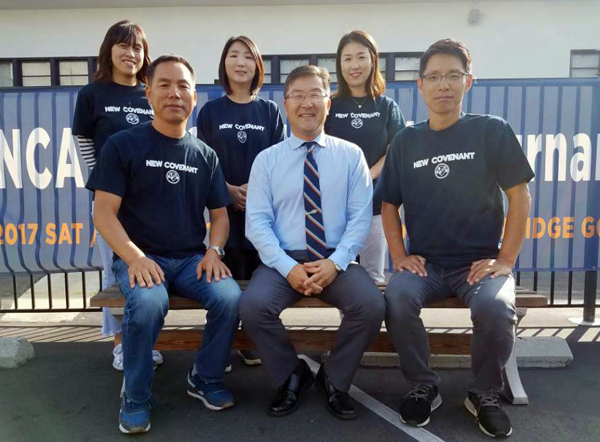 이번 대회를 준비 중인 NCA 관계자들. 사진 가운데가 제이슨 송 교장.