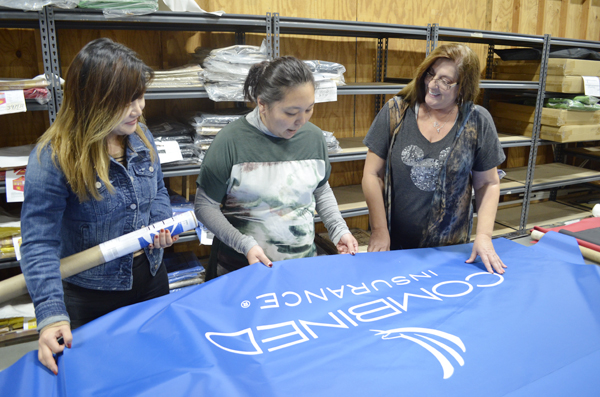 캐노피 제작 업체 ‘캐러밴’이 작은 한인교회를 섬기고자 새로운 발걸음을 내딛는다. 사진 가운데가 린디 박 사장.