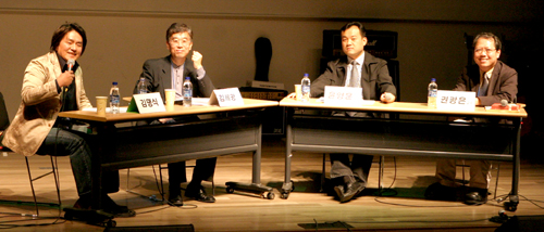 예배의 변화로 인한 세대간 갈등이 심각하다. 그러나 젊은 세대가 찾는 것이 부모 세대에게 있을 수 있다. (왼쪽부터) 사회자 김명식 씨, 김세광 교수, 윤영훈 교수, 권광은 교수 