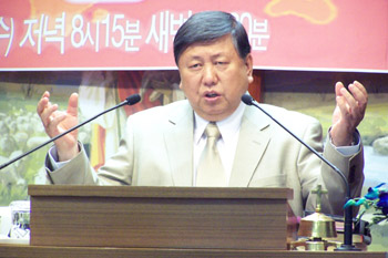 설교하는 이용걸 목사.