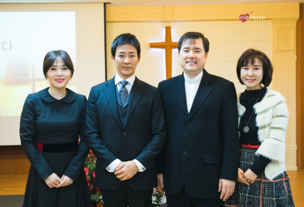 (왼쪽부터) 배우 하희라, 최수종 장로, 조하문 목사, 탤런트 최지원 사모. ⓒ사랑의빛공동체