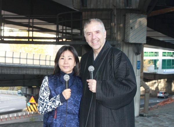 ▲한국 순교자의 소리 공동설립자이자 CEO인 에릭 폴리 목사(우)와 대표 현숙 폴리 목사(좌). ⓒ한국 순교자의 소리
