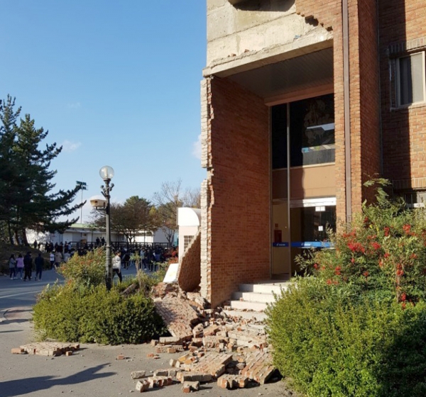 
한동대 지진
▲지진으로 손상된 한동대 외벽 모습.
