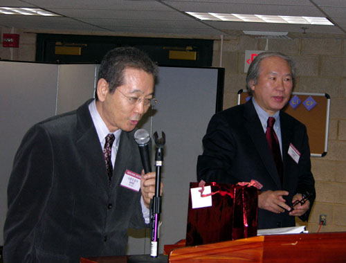 환영사를 전하고 있는 나광삼 목사(좌)와 고석희 목사(우) 