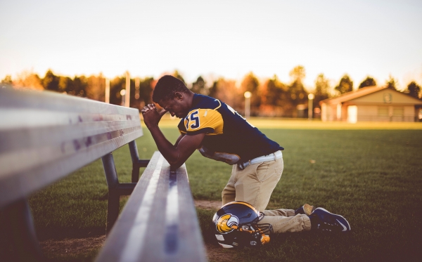 ▲가장 절실한 꿈을 이루도록 허용하시는 게 왜 상상 가능한 최고의 형벌일까? 우리 마음이 그 갈망을 우상으로 삼았기 때문이다. 창조주 하나님만이 주실 수 있는 의미와 희망과 행복을 피조물에게 바란다면 결국 피조물은 그 역할을 하지 못하고 우리 마음을 비탄에 빠뜨릴 것이다. 우리 마음이 선택하는 가짜 신에는 사랑, 돈, 성취(성공), 권력이 있으며, 성경에는 그에 상응하는 생생한 내러티브가 나온다. ⓒBen White on Unsplash