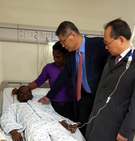 ▲모종운 목사와 이은재 총회장(오른쪽부터)이 주드 선교사에게 기도해주고 있다.