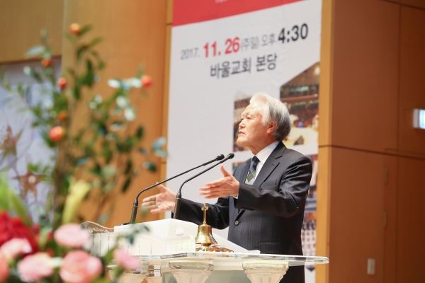 ▲원팔연 목사가 성도들에게 이야기하고 있다. ⓒ교회 제공