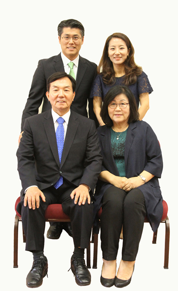 김인식 목사 부부(앞줄)와 오명찬 목사 부부