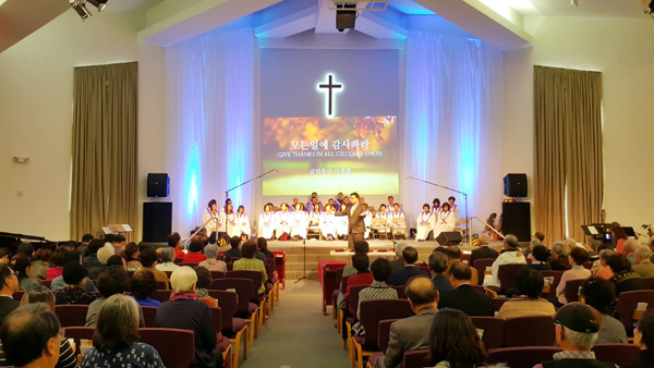 만남의교회가 이웃들을 초청해 추수감사예배를 드렸다.