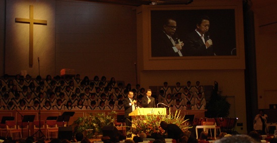 순복음뉴욕교회는 지난 11일 스패니쉬 초청 예배를 드리며 John Suh 목사와 김남수 목사가 각각 말씀을 전했다. 사진은 John Suh 목사가 설교를 전하는 모습