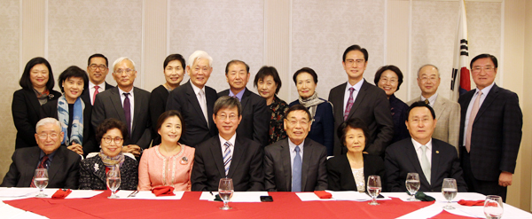 교계 지도자들이 이기철 총영사 송별 만찬회를 열었다. 