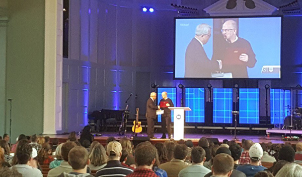 이동원 목사가 수상하는 모습