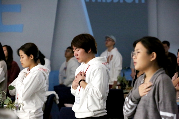 ▲가슴에 손을 얹고 기도하고 있는 자녀들 ⓒ목회자사모신문