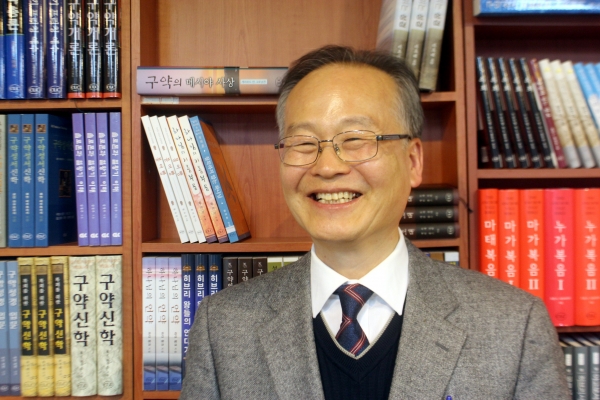 황의찬 목사는 “하나님은 자기의 전지전능함으로써 천지를 창조할 때 성년의 아담과 하와로 시작했다”며 “생략된 과거의 의도적 설정이다. 하나님은 생략된 과거를 표시하는 단절선을 옮김으로써 구원을 실현한다”고 말했다. ⓒ이대웅 기자