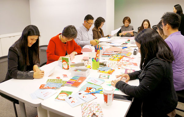 오픈뱅크 직원들과 한인가정상담소가 함께 위탁가정 아이를 위한 성탄 카드를 만들고 있다. 